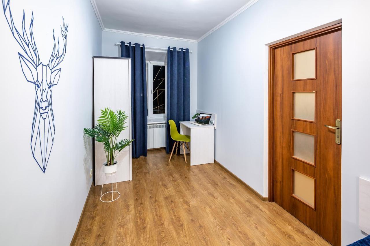 Rainbow Apartment Near Rynok Sq Lviv Bagian luar foto