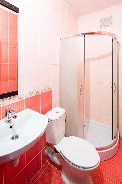 Rainbow Apartment Near Rynok Sq Lviv Bagian luar foto
